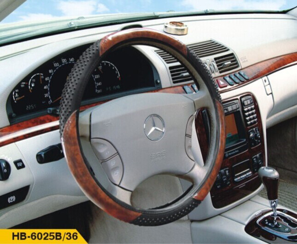 Imagen de CUBRE VOLANTE DE GOMA MARRON CON BORDE RUGOSO NEGRO