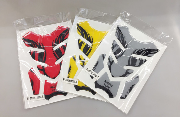Imagen de PROTECTOR ADHESIVO PARA TANQUE DE MOTO COLOR ROJO/NEGRO