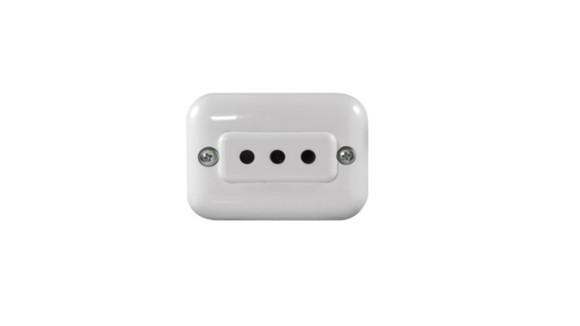 Imagen de TOMA EXTERIOR BLANCA 3 EN LINEA 10AMP C/SEGURO